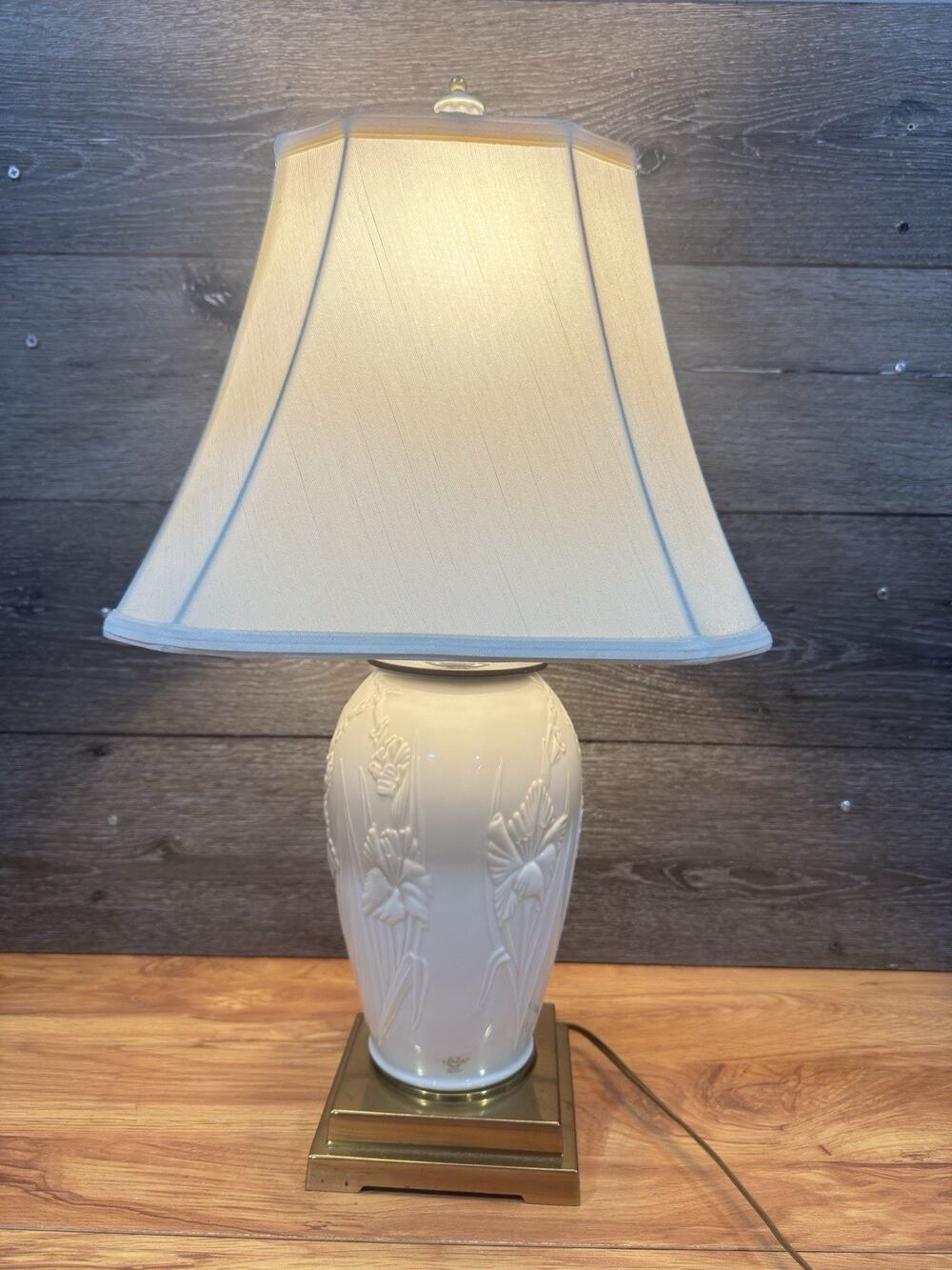 VTG Lenox Masterpiece Collection 23” Ivory Porcelain Brass Table Lamp w/Shade